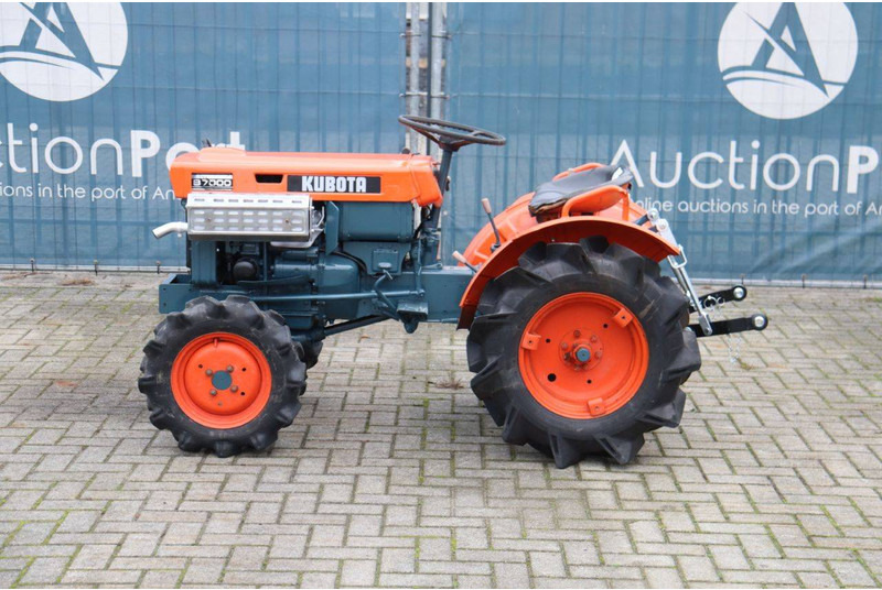 Kubota B7000 - Traktor: 2 kép. Kubota B7000 - Traktor: 2 kép.