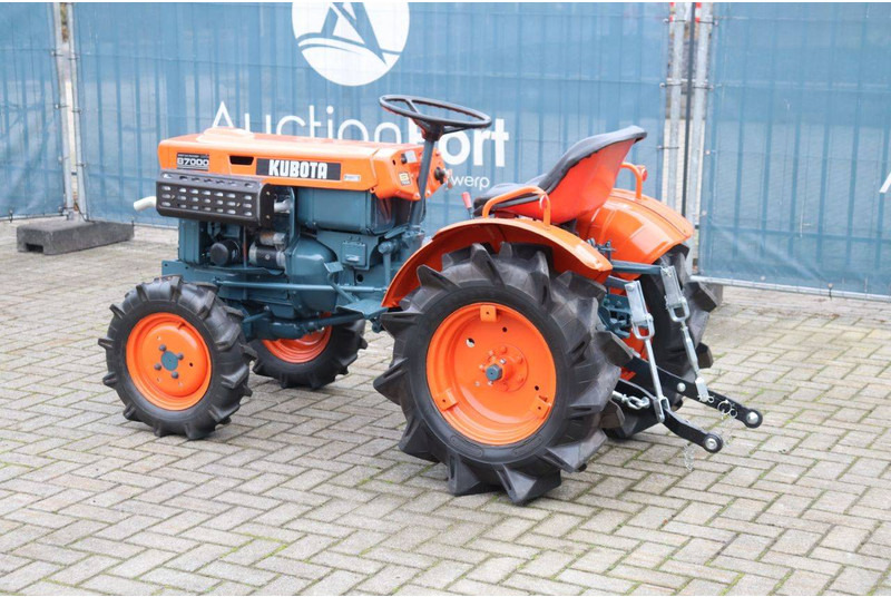 Kubota B7000 - Traktor: 3 kép. Kubota B7000 - Traktor: 3 kép.