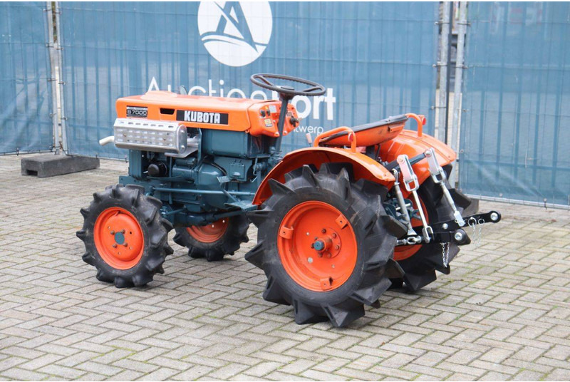 Kubota B7000 - Traktor: 3 kép. Kubota B7000 - Traktor: 3 kép.