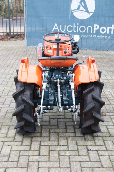 Kubota B7000 - Traktor: 5 kép. Kubota B7000 - Traktor: 5 kép.
