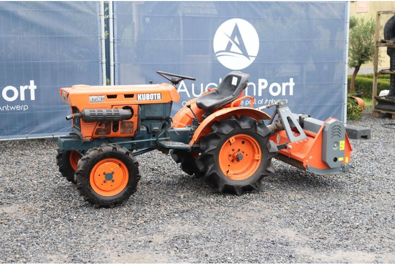 Kubota B7001 - Traktor: 1 kép. Kubota B7001 - Traktor: 1 kép.