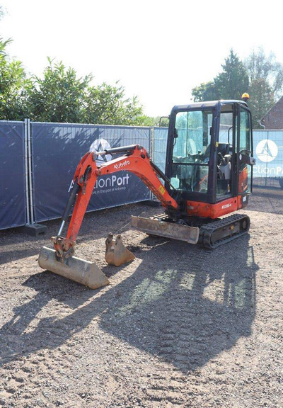 Minikotró Kubota KX016-4: 9 kép.