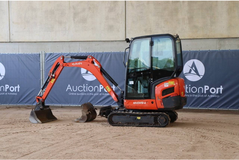 Kubota KX019-4 - Minikotró: 3 kép. Kubota KX019-4 - Minikotró: 3 kép.