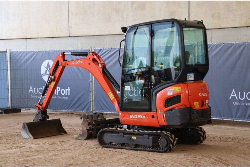 Kubota KX019-4 - Minikotró: 4 kép. Kubota KX019-4 - Minikotró: 4 kép.