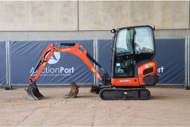 Kubota KX019-4 - Minikotró: 2 kép. Kubota KX019-4 - Minikotró: 2 kép.