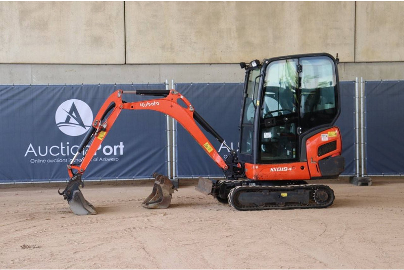 Kubota KX019-4 - Minikotró: 1 kép. Kubota KX019-4 - Minikotró: 1 kép.