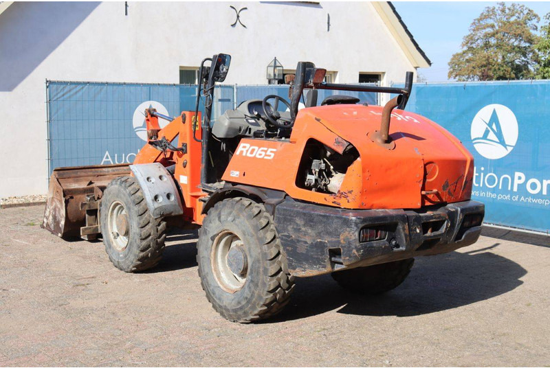 Kubota R065 - Gumikerekes homlokrakodó: 4 kép. Kubota R065 - Gumikerekes homlokrakodó: 4 kép.