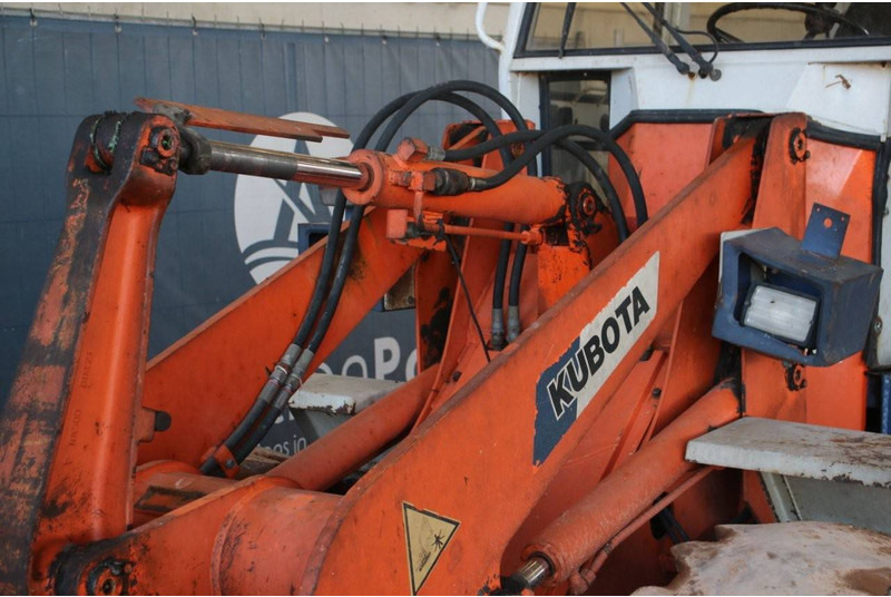 Gumikerekes homlokrakodó Kubota R510: 10 kép. Gumikerekes homlokrakodó Kubota R510: 10 kép.