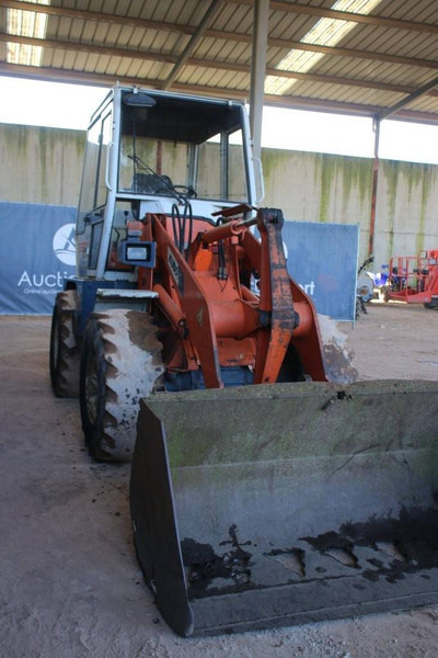 Gumikerekes homlokrakodó Kubota R510: 6 kép. Gumikerekes homlokrakodó Kubota R510: 6 kép.