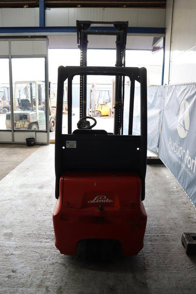 Linde E16 - Elektromos targonca: 4 kép. Linde E16 - Elektromos targonca: 4 kép.