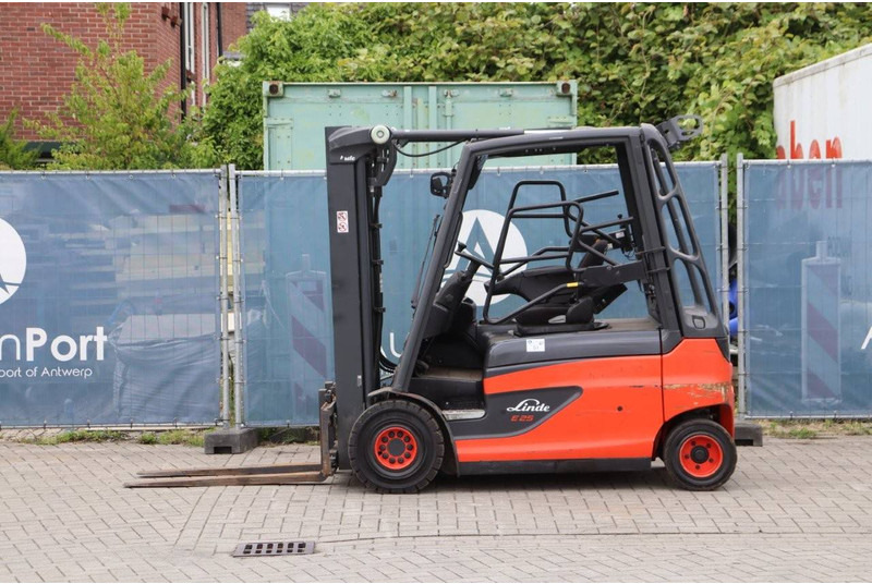 Linde E25L-01 Forklift - Elektromos targonca: 2 kép. Linde E25L-01 Forklift - Elektromos targonca: 2 kép.