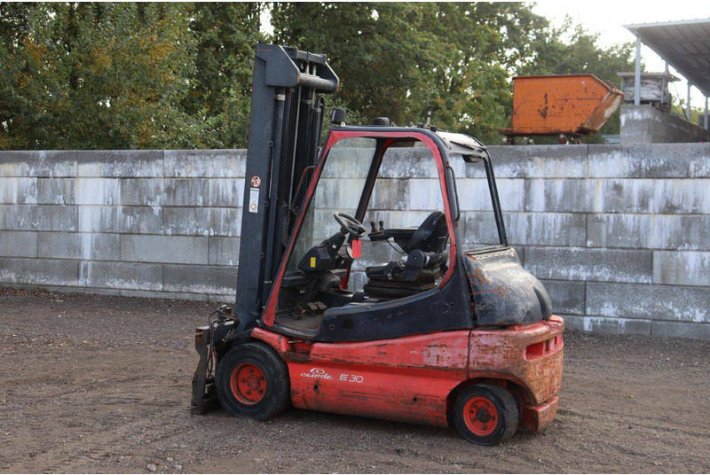 Linde E30-02 - Elektromos targonca: 3 kép. Linde E30-02 - Elektromos targonca: 3 kép.