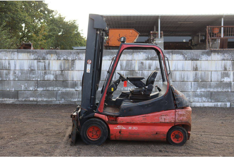 Linde E30-02 - Elektromos targonca: 2 kép. Linde E30-02 - Elektromos targonca: 2 kép.