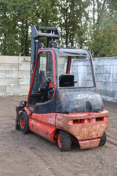 Linde E30-02 - Elektromos targonca: 4 kép. Linde E30-02 - Elektromos targonca: 4 kép.