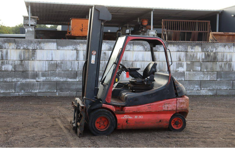 Linde E30-02 - Elektromos targonca: 1 kép. Linde E30-02 - Elektromos targonca: 1 kép.