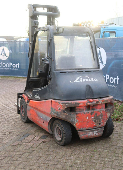 Linde E30/02 - Elektromos targonca: 4 kép. Linde E30/02 - Elektromos targonca: 4 kép.