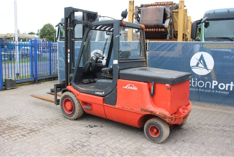 Linde E48P - Elektromos targonca: 3 kép. Linde E48P - Elektromos targonca: 3 kép.