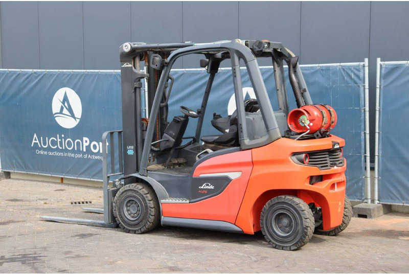 Linde H25 - Gázüzemű targonca: 3 kép. Linde H25 - Gázüzemű targonca: 3 kép.
