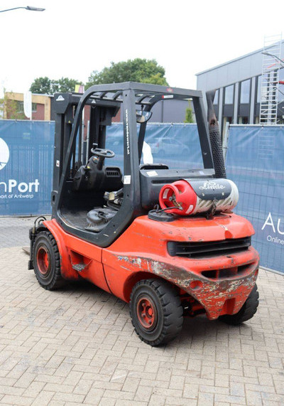 Linde H30T-03 - Gázüzemű targonca: 4 kép. Linde H30T-03 - Gázüzemű targonca: 4 kép.