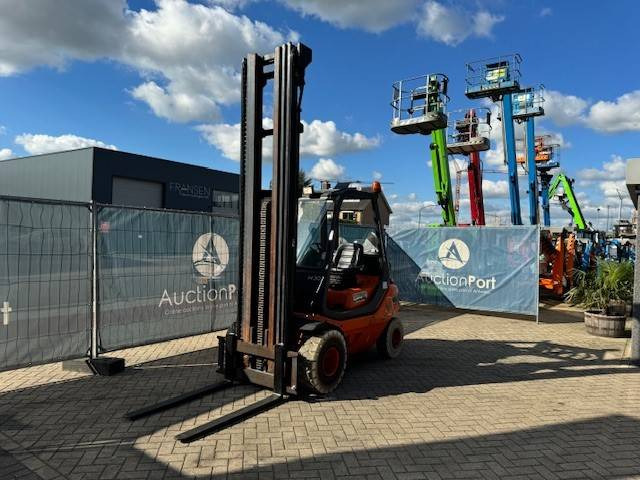 Linde H30T - Gázüzemű targonca: 3 kép. Linde H30T - Gázüzemű targonca: 3 kép.