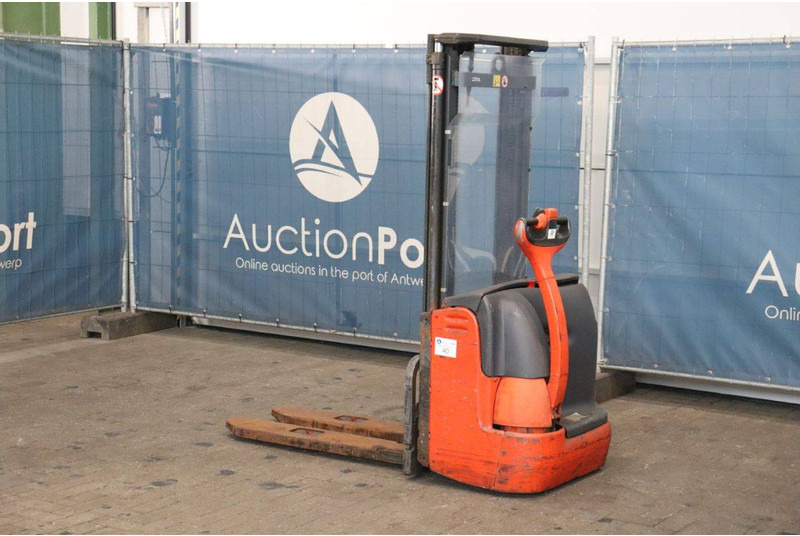 Linde L12 - Emelőtargoncá: 3 kép. Linde L12 - Emelőtargoncá: 3 kép.
