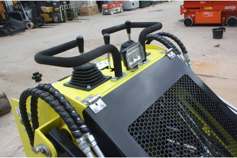 Machpro MPS330 - Lánctalpas homlokrakodó: 5 kép. Machpro MPS330 - Lánctalpas homlokrakodó: 5 kép.