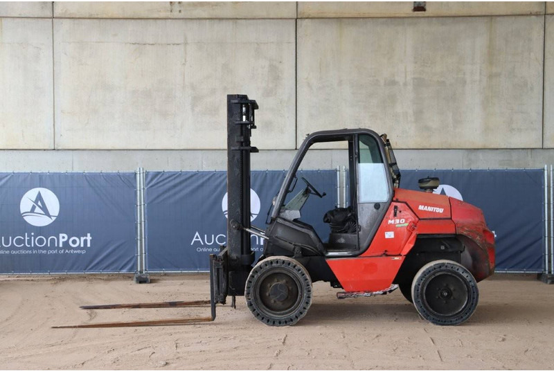 Manitou M 30-2 P ST3B S4 EU - Terepjáró képességű targoncá: 2 kép. Manitou M 30-2 P ST3B S4 EU - Terepjáró képességű targoncá: 2 kép.