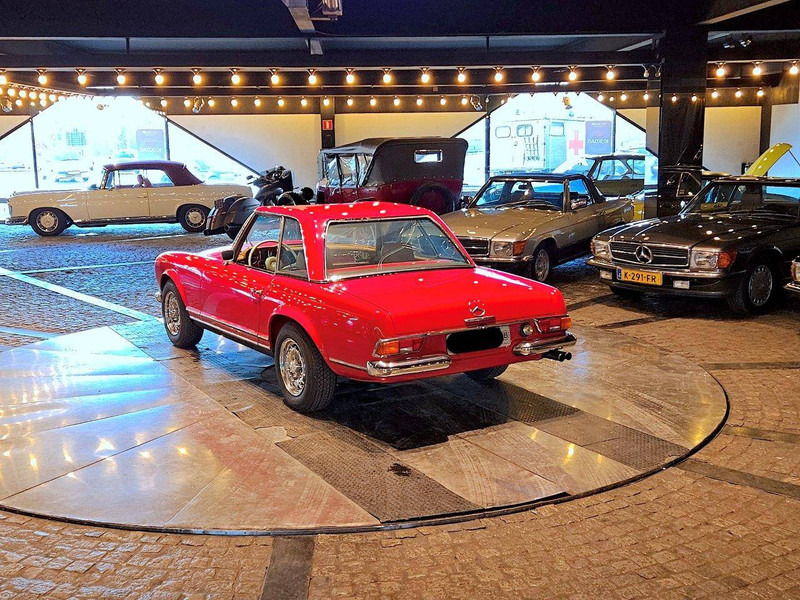 Mercedes-Benz 200-serie 250 SL 'Pagode' - Szedán: 3 kép. Mercedes-Benz 200-serie 250 SL 'Pagode' - Szedán: 3 kép.