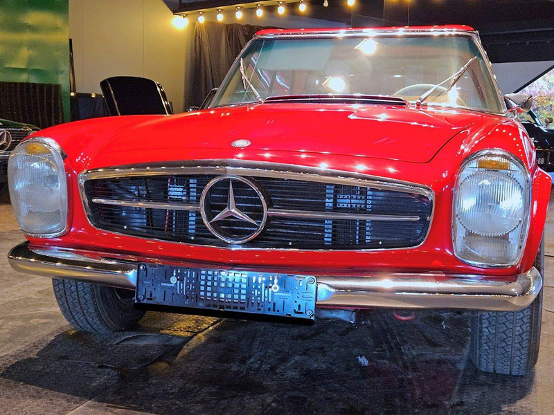 Mercedes-Benz 200-serie 250 SL 'Pagode' - Szedán: 4 kép. Mercedes-Benz 200-serie 250 SL 'Pagode' - Szedán: 4 kép.