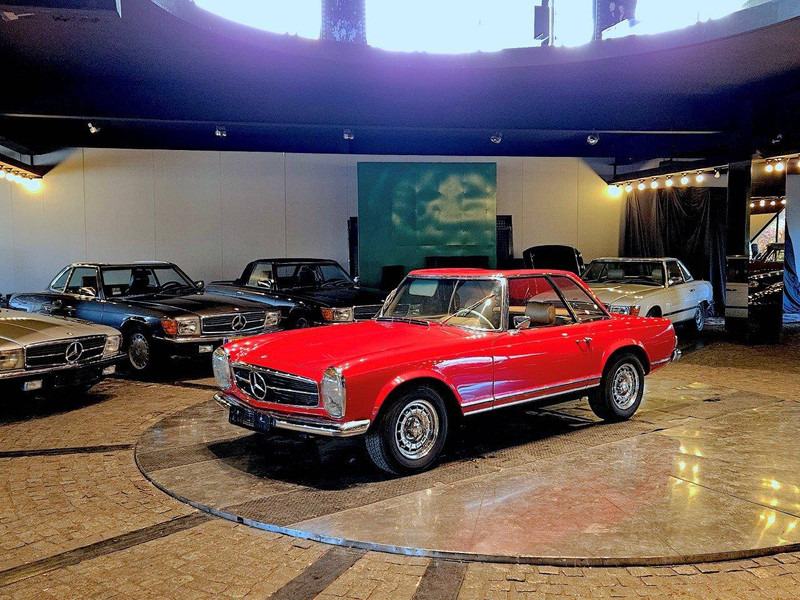 Mercedes-Benz 200-serie 250 SL 'Pagode' - Szedán: 2 kép. Mercedes-Benz 200-serie 250 SL 'Pagode' - Szedán: 2 kép.