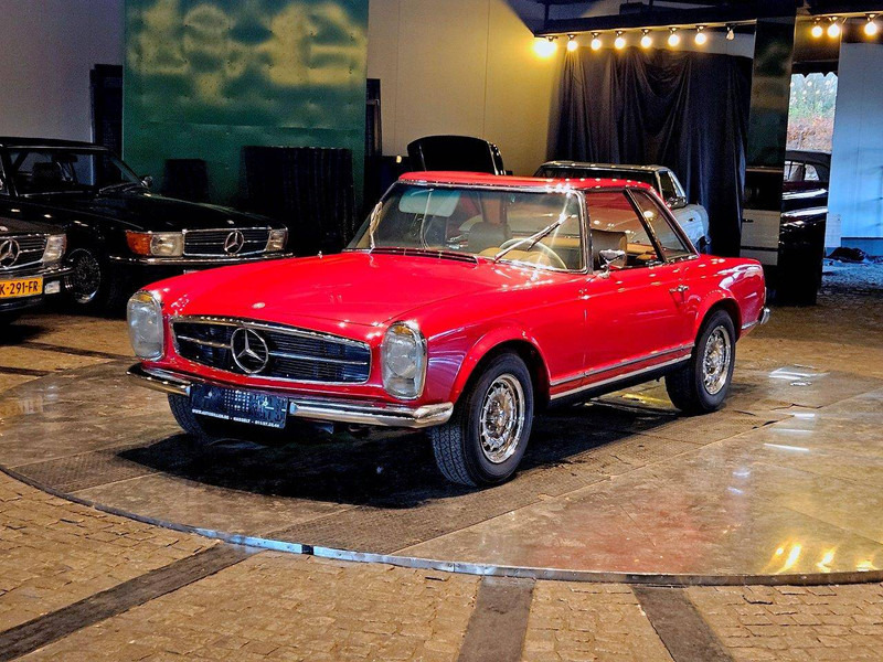 Mercedes-Benz 200-serie 250 SL 'Pagode' - Szedán: 1 kép. Mercedes-Benz 200-serie 250 SL 'Pagode' - Szedán: 1 kép.