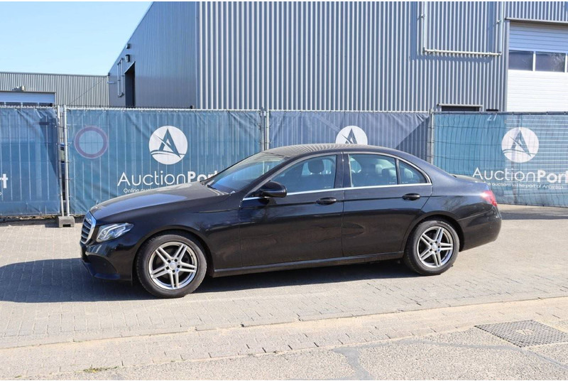 Mercedes-Benz E-Klasse 200 D - Szedán: 1 kép. Mercedes-Benz E-Klasse 200 D - Szedán: 1 kép.
