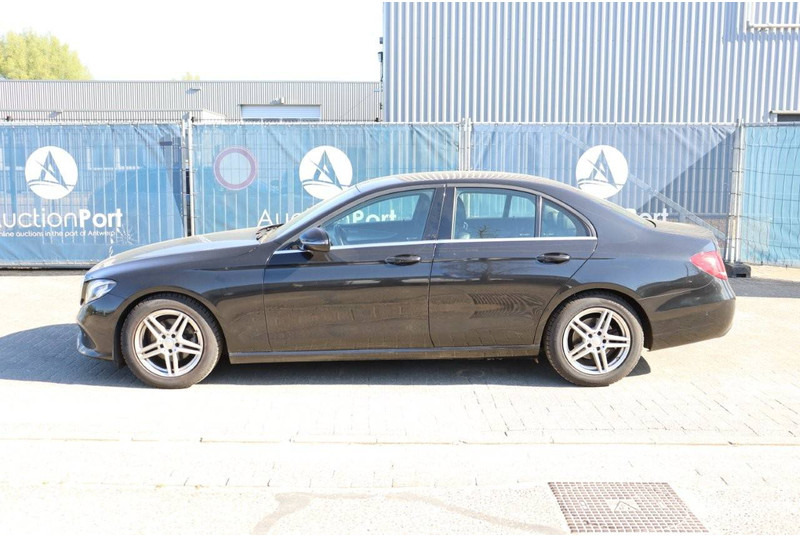 Mercedes-Benz E-Klasse 200 D - Szedán: 2 kép. Mercedes-Benz E-Klasse 200 D - Szedán: 2 kép.