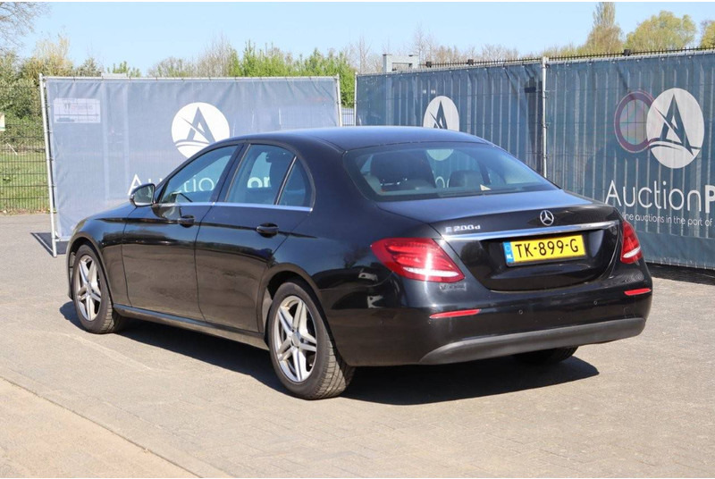 Mercedes-Benz E-Klasse 200 D - Szedán: 3 kép. Mercedes-Benz E-Klasse 200 D - Szedán: 3 kép.