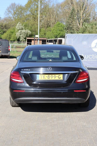 Mercedes-Benz E-Klasse 200 D - Szedán: 4 kép. Mercedes-Benz E-Klasse 200 D - Szedán: 4 kép.