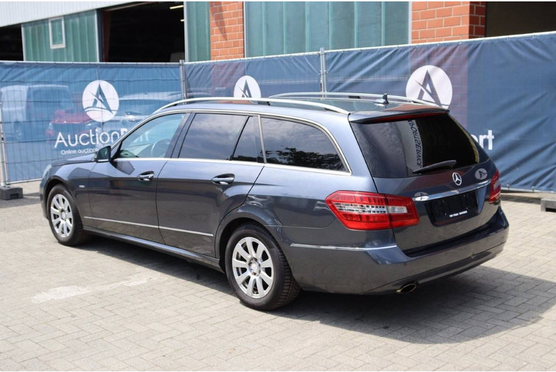 Mercedes-Benz E-Klasse 200 GCI - Autó: 4 kép. Mercedes-Benz E-Klasse 200 GCI - Autó: 4 kép.