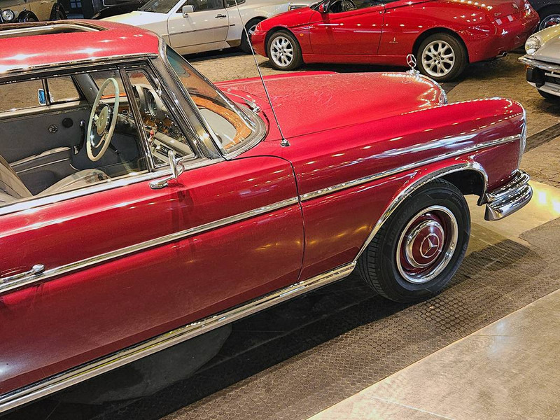 Mercedes-Benz S-Klasse (W112) Coupé _ 300 SE Automatic - Szedán: 3 kép. Mercedes-Benz S-Klasse (W112) Coupé _ 300 SE Automatic - Szedán: 3 kép.