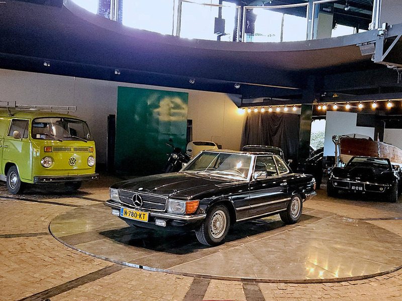 Mercedes-Benz SL-Klasse (R107) _ 380 - Szedán: 2 kép. Mercedes-Benz SL-Klasse (R107) _ 380 - Szedán: 2 kép.
