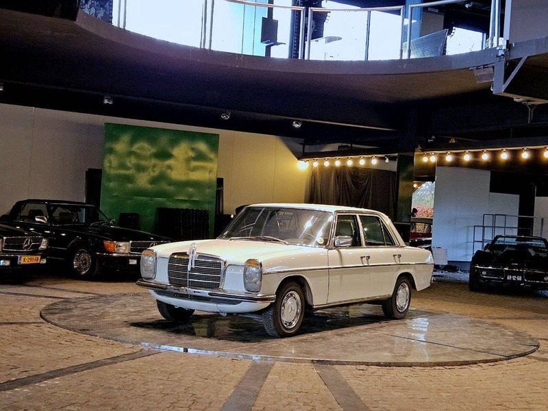 Mercedes-Benz (W115) 230 - Szedán: 2 kép. Mercedes-Benz (W115) 230 - Szedán: 2 kép.