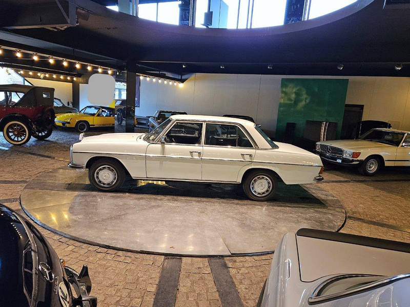 Mercedes-Benz (W115) 230 - Szedán: 4 kép. Mercedes-Benz (W115) 230 - Szedán: 4 kép.