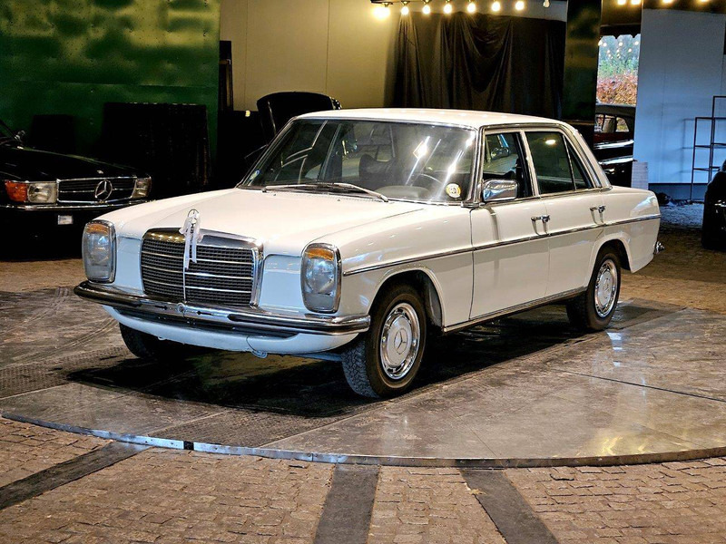 Mercedes-Benz (W115) 230 - Szedán: 1 kép. Mercedes-Benz (W115) 230 - Szedán: 1 kép.