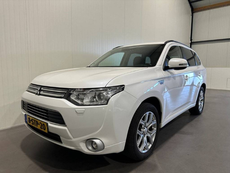 Mitsubishi Outlander PHEV SUV - Terepjáró/ SUV: 1 kép. Mitsubishi Outlander PHEV SUV - Terepjáró/ SUV: 1 kép.