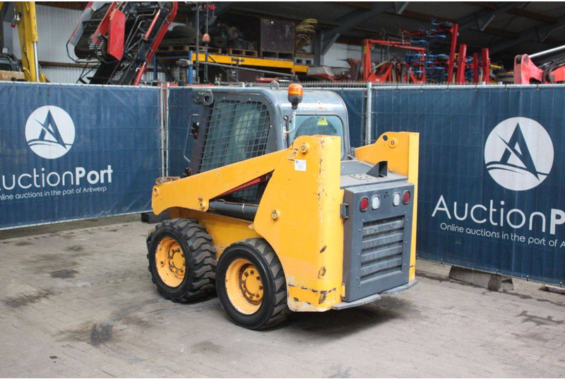 Mustang R135 - Gumikerekes homlokrakodó: 3 kép. Mustang R135 - Gumikerekes homlokrakodó: 3 kép.