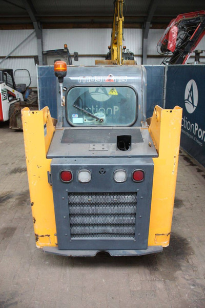 Mustang R135 - Gumikerekes homlokrakodó: 4 kép. Mustang R135 - Gumikerekes homlokrakodó: 4 kép.