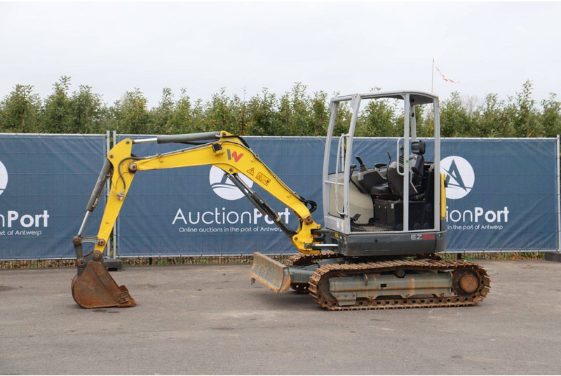 Neuson EZ26 - Minikotró: 1 kép. Neuson EZ26 - Minikotró: 1 kép.