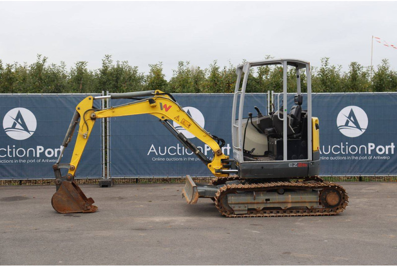 Neuson EZ26 - Minikotró: 2 kép. Neuson EZ26 - Minikotró: 2 kép.