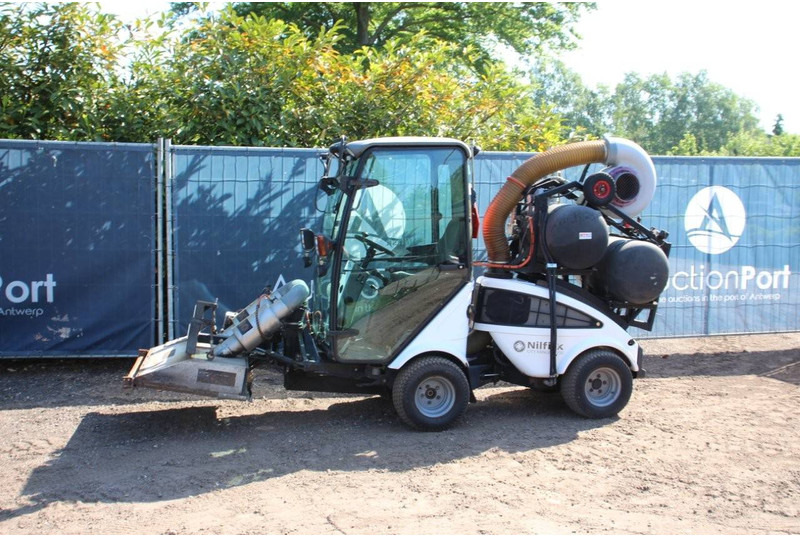 Nilfisk City Ranger 2250 - Utcaseprő gép: 1 kép. Nilfisk City Ranger 2250 - Utcaseprő gép: 1 kép.