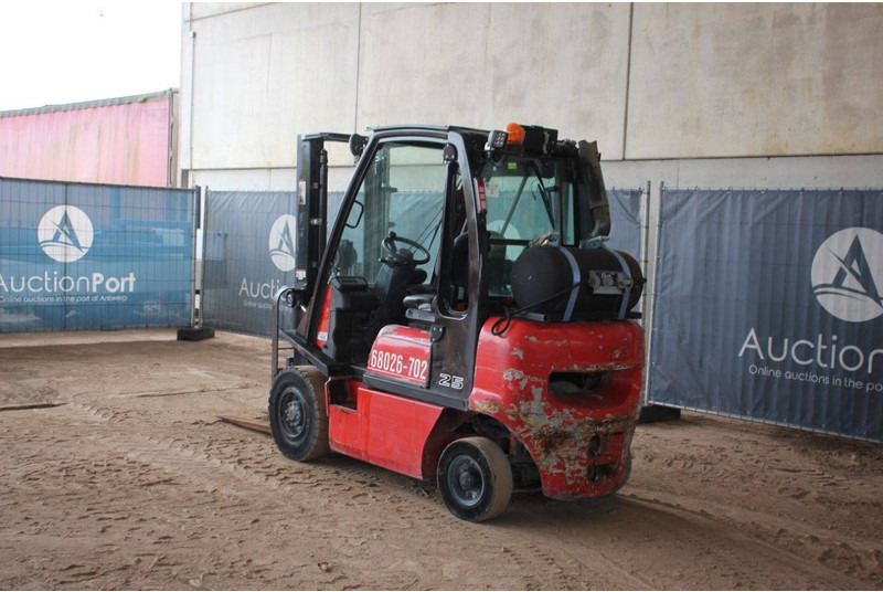 Nissan 25 - Gázüzemű targonca: 3 kép. Nissan 25 - Gázüzemű targonca: 3 kép.