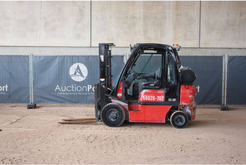 Nissan 25 - Gázüzemű targonca: 2 kép. Nissan 25 - Gázüzemű targonca: 2 kép.