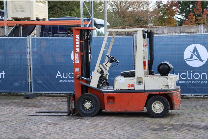 Nissan PH02A25U - Gázüzemű targonca: 3 kép. Nissan PH02A25U - Gázüzemű targonca: 3 kép.